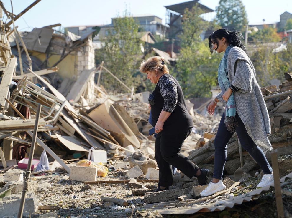 Dos mujeres caminan por una zona en ruinas de Stepanakert, capital de Nagorno Karabaj, este sábado.