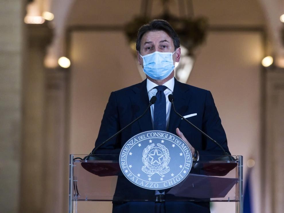 El primer ministro Giuseppe Conte anuncia las nuevas medidas.