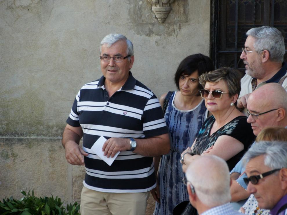 Ernesto Baringo, con polo a rayas.