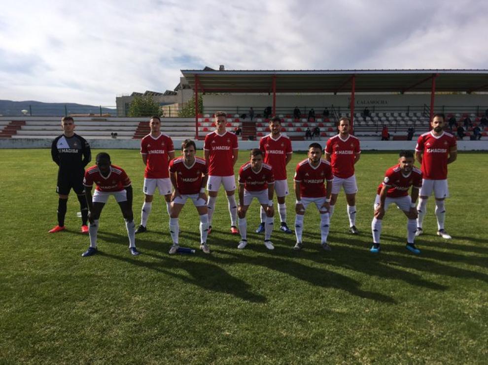 Esta es la nueva normalidad: los jugadores del Calamocha, posando a distancia social.
