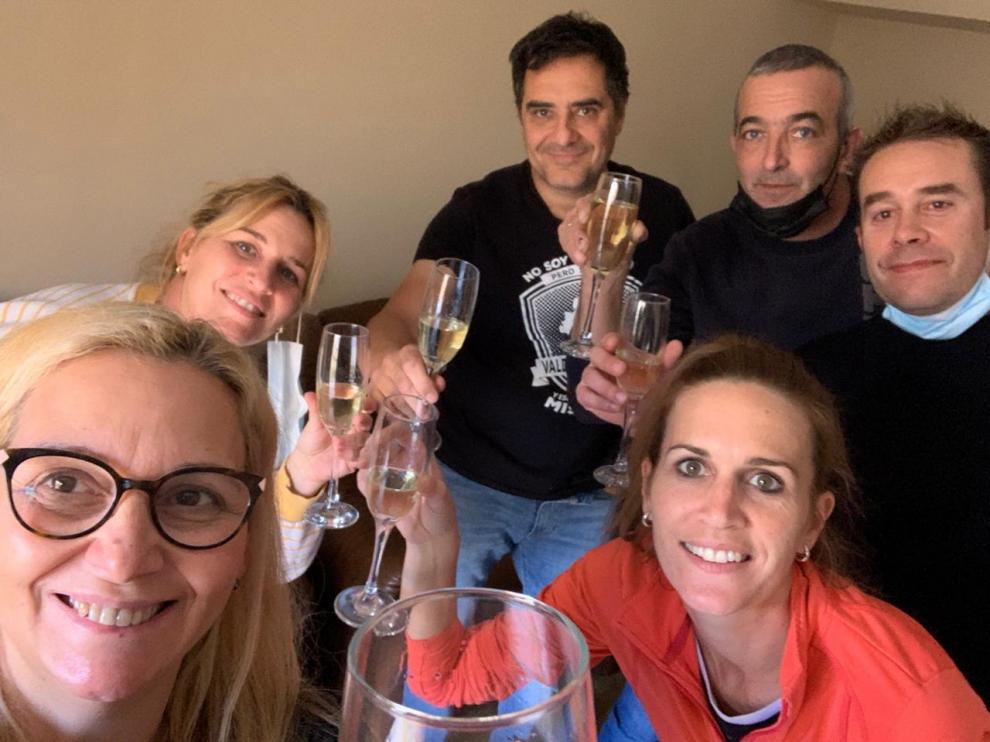 Jordi Colom junto a su familia tras la victoria de Rins en Motorland.