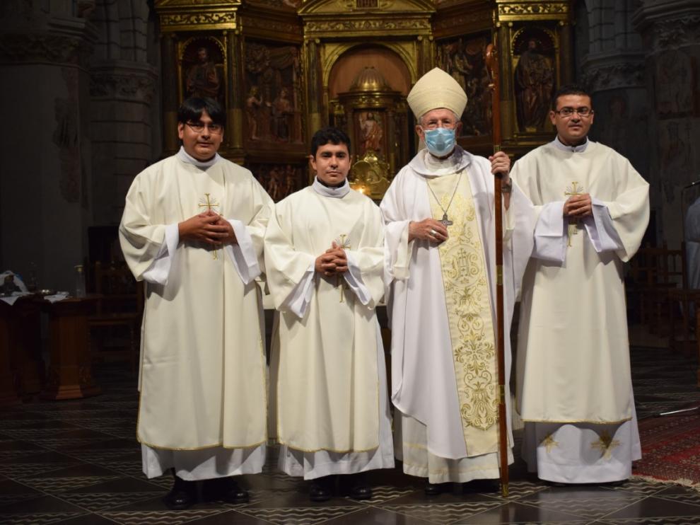 Los tres nuevos presbíteros con el obispo el día de su ordenación como diáconos. De izquierda a derecha, Iván Rodas, Rodrigo Montoya, el obispo y Henry Medina.