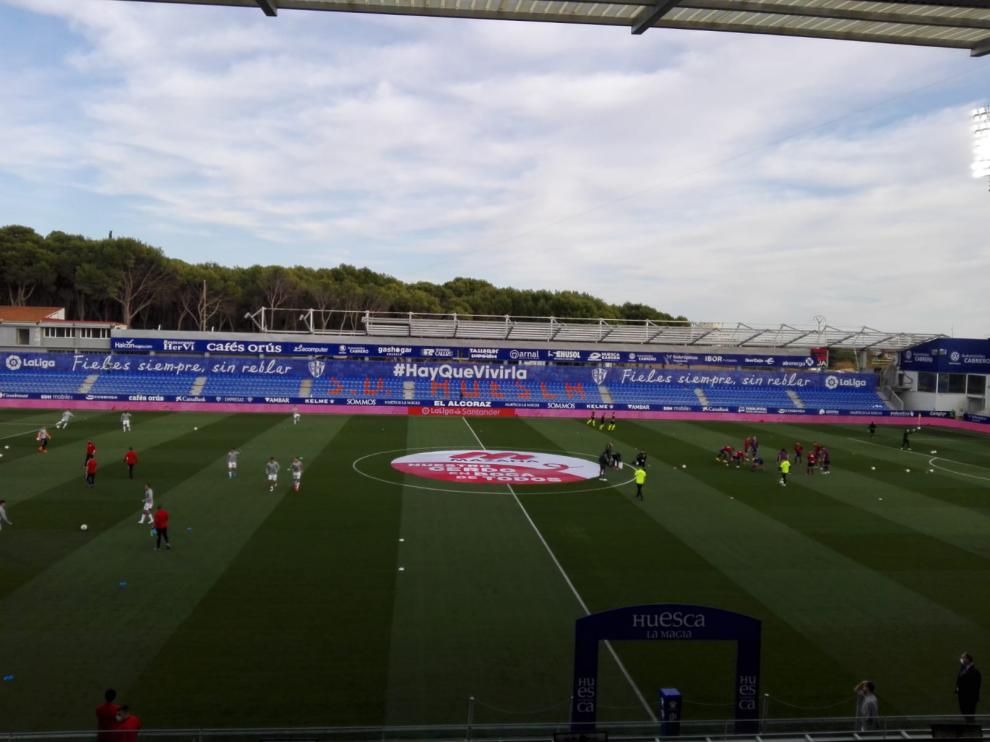La plantilla de la SD Huesca ya entrena sobre el césped.