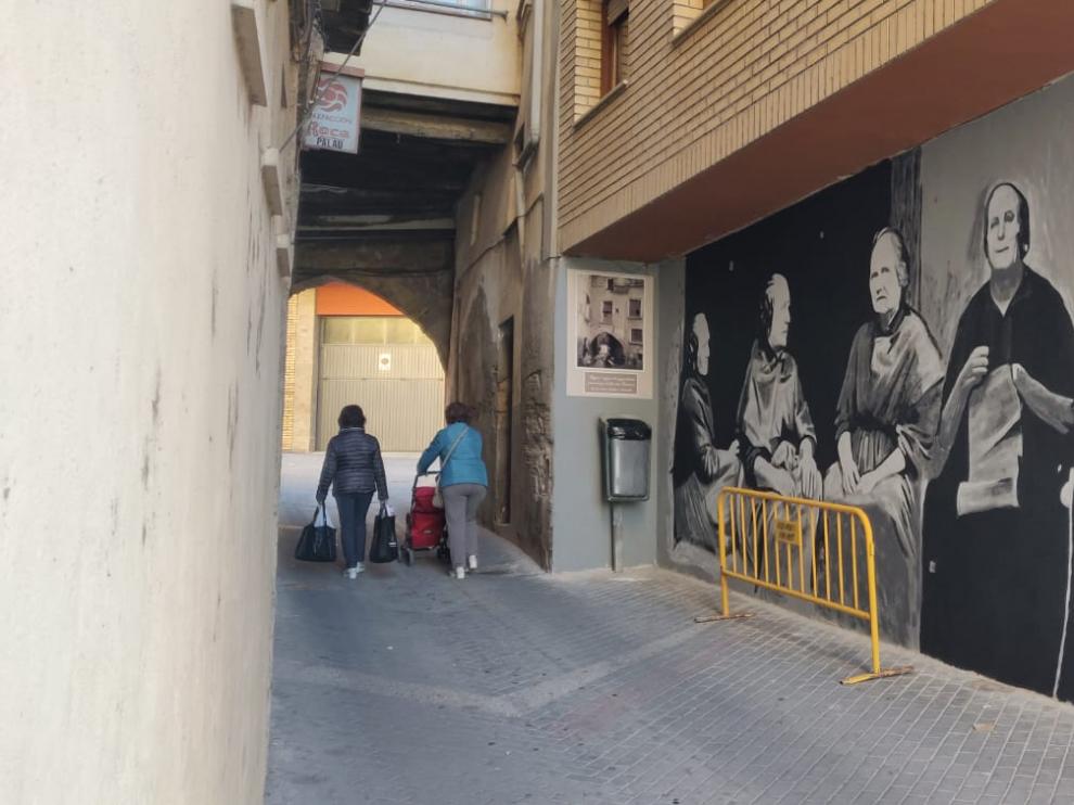 Tres artistas participan este fin de semana en una nueva edición del certamen 'Fragaffiti', que este año busca resaltar algunas de las principales señas de identidad de la ciudad, entre ellas, la vestimenta típica de sus gentes.