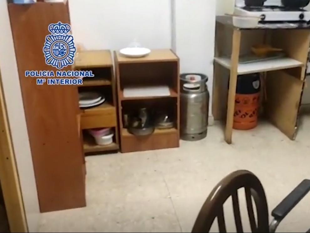 Una de las estancias que los inmigrantes tenían que usar para hacer la comida y dormir