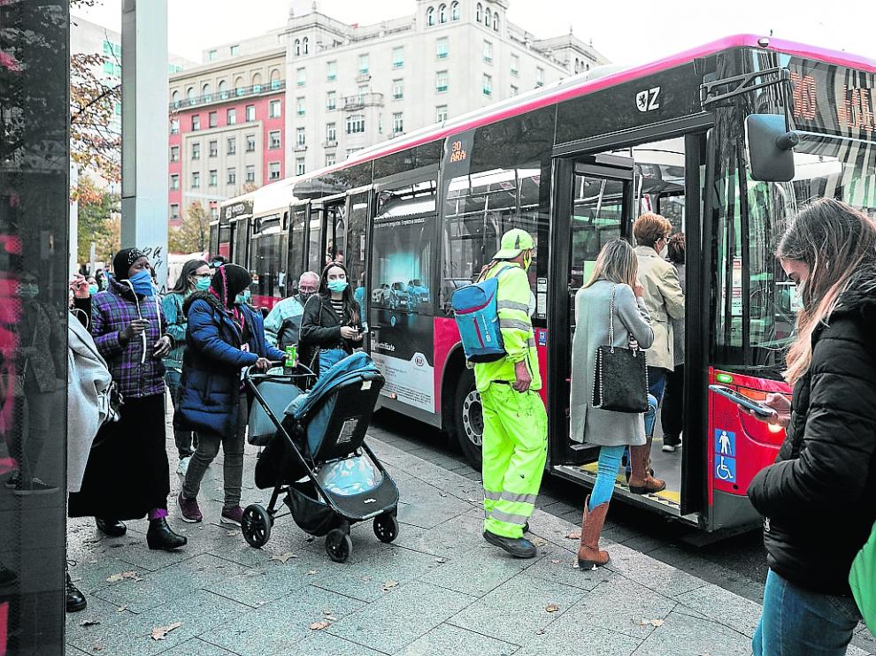 Algunas líneas del bus volvieron a registrar este lunes aglomeraciones en las horas punta.