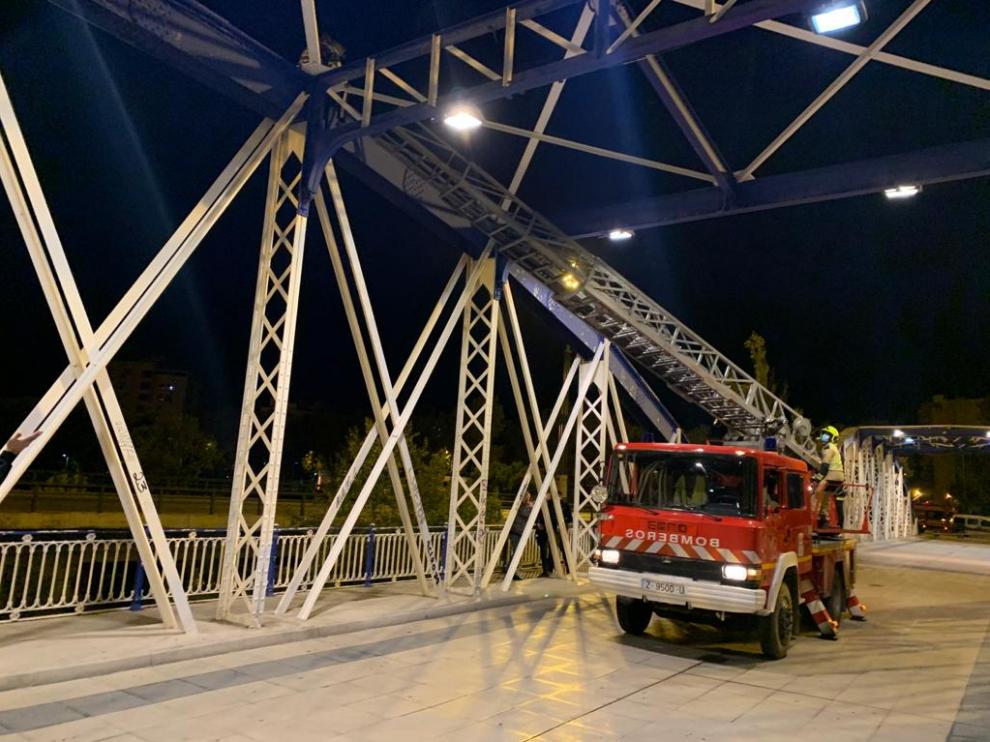 Efectivos de Bomberos han rescatado al hombre esta madrugada en el puente del Pilar.