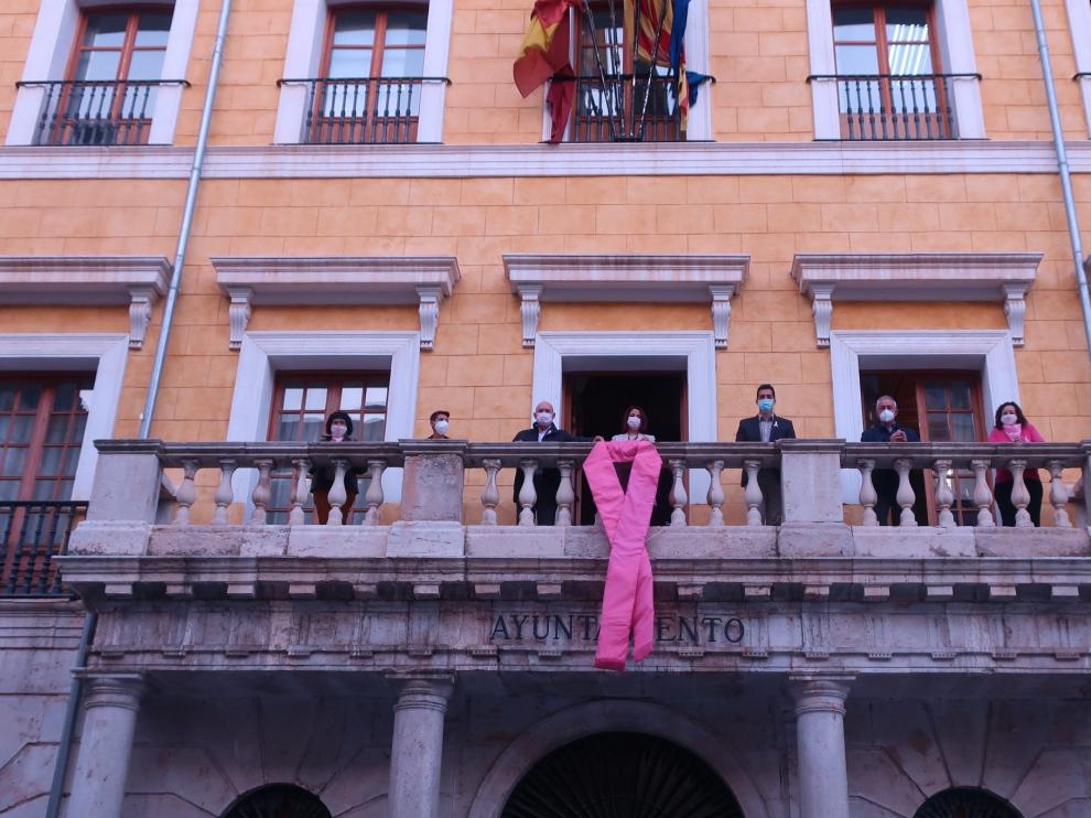 El balcón del Ayuntamiento de Teruel luce un lazo rosa por el Día contra el cáncer de mama