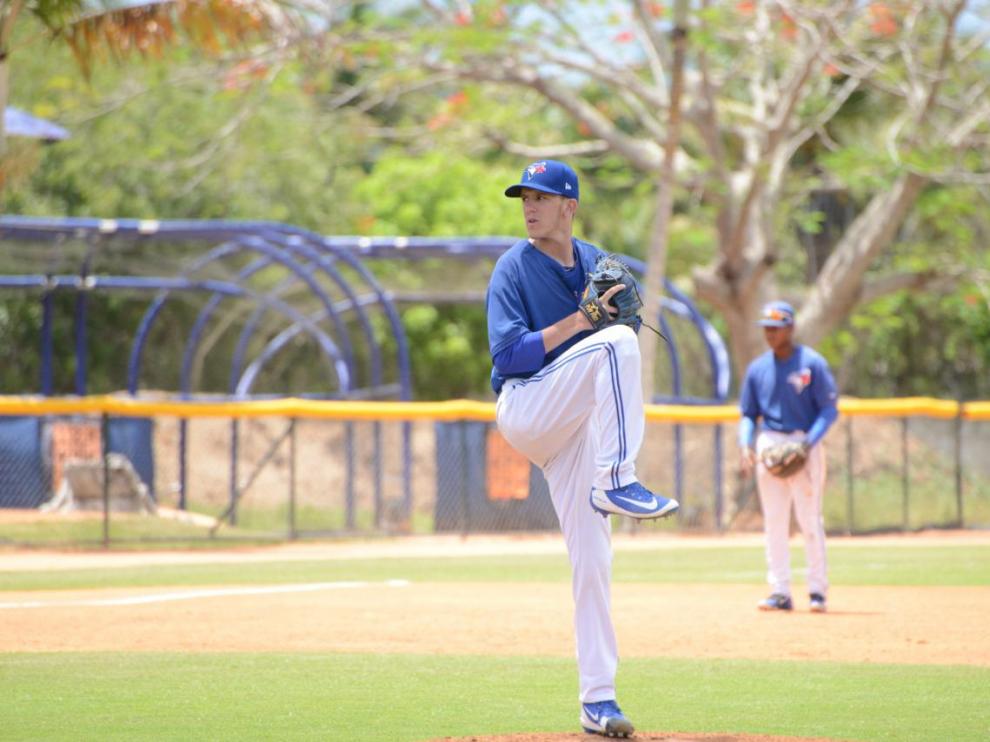 El joven Marc Civit se prepara para lanzar un zurdazo en un choque con un filial de los Toronto Blue Jays.