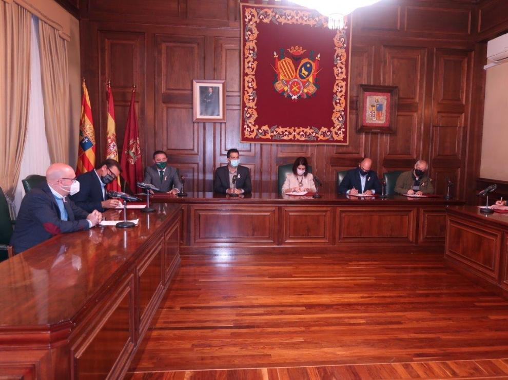 Firma del convenio para digitalizar el comercio local en el Ayuntamiento de Teruel.