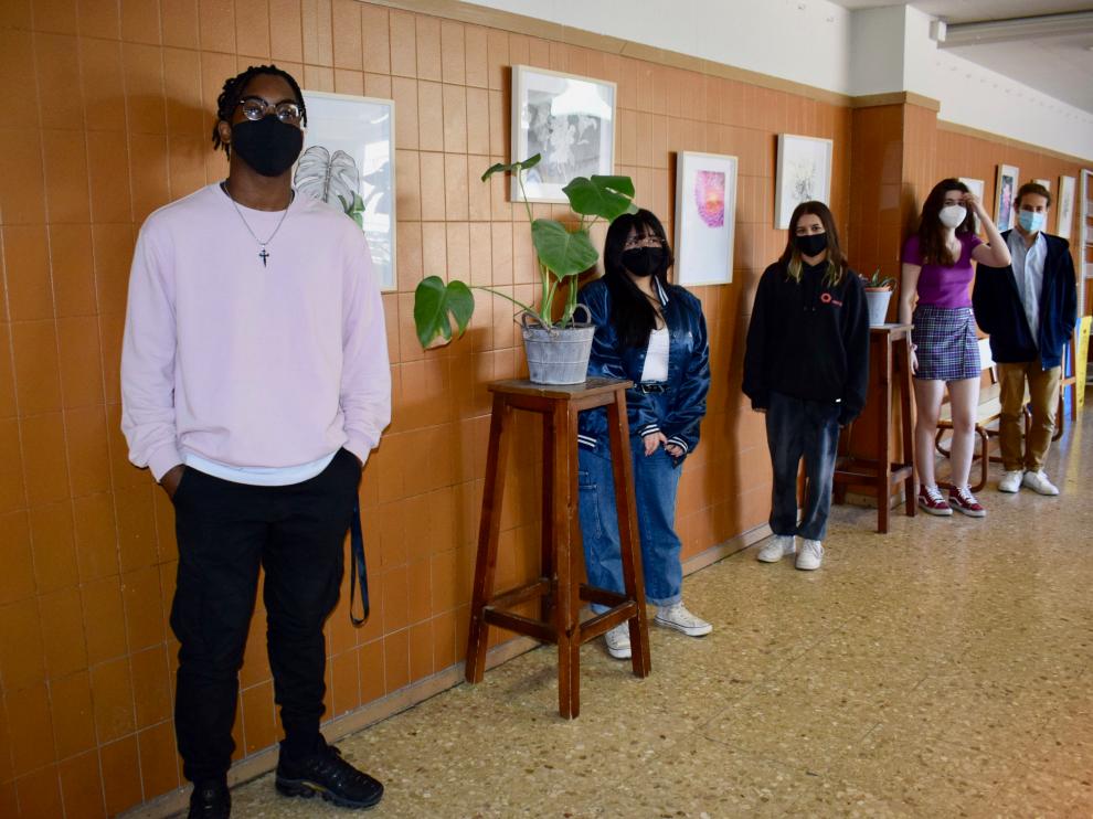 Algunos de los jóvenes artistas posan ante sus obras, en el instituto.