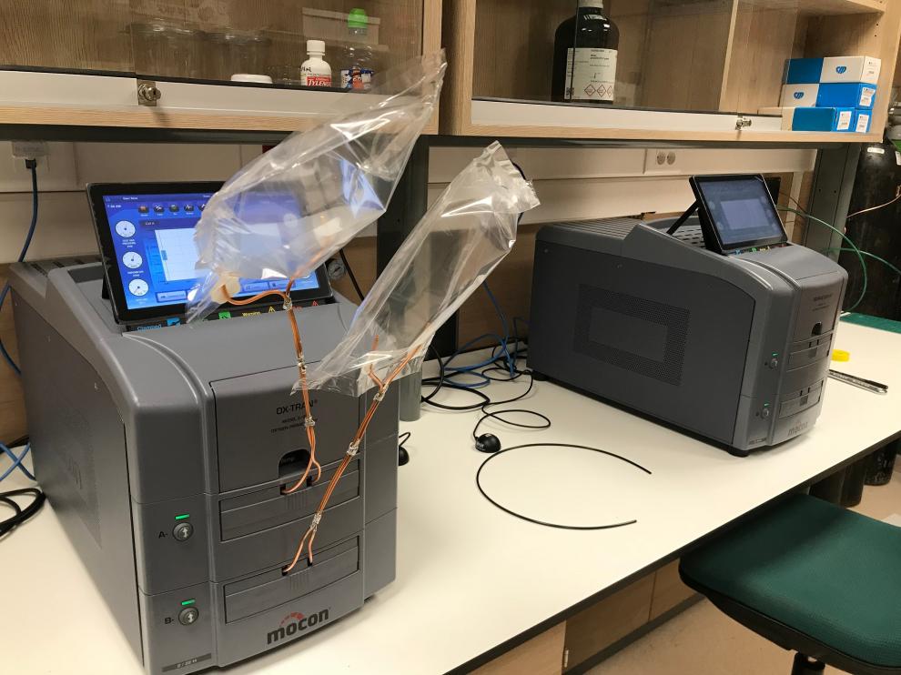 En el laboratorio de envases del CITA se mide la permeabilidad al oxígeno y al vapor de agua de bolsas y films