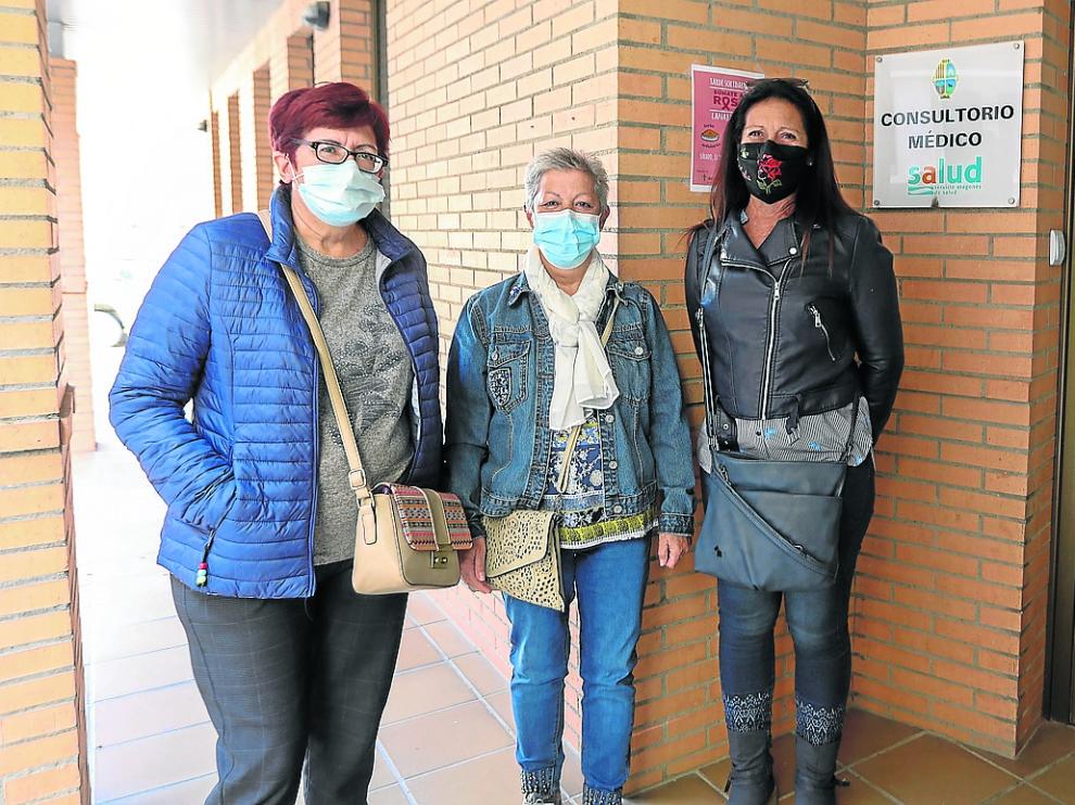 Lourdes Callén, Lourdes Ezquerra y Marta Martínez, de la asociación de Lanaja, ante el consultorio.