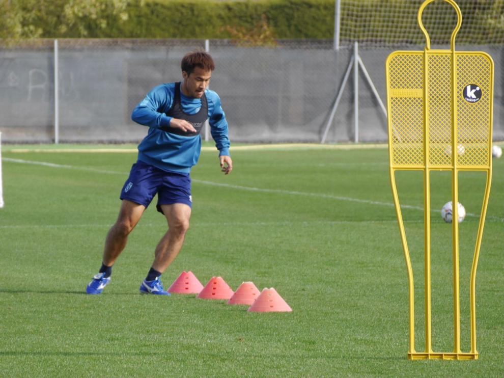 Okazaki, realiza un eslalon durante el entrenamiento de este lunes.