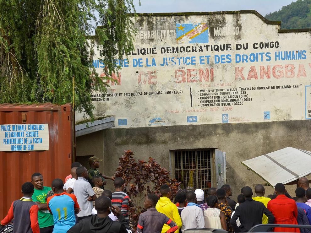 Civilians stand outside the Kangbayi central prison in Beni