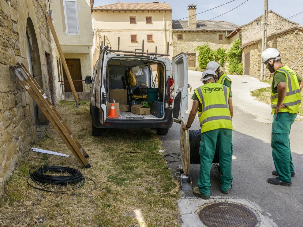 Instalación de la fibra óptica en la localidad de Bernués, en la provincia de Huesca.