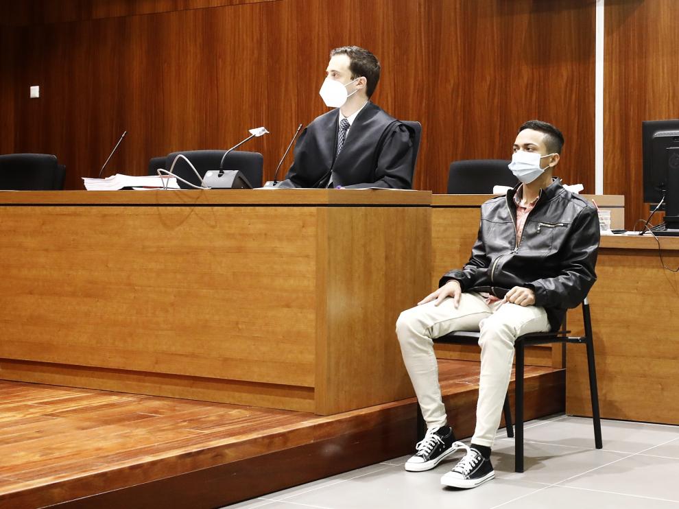 El acusado, Denis Javier López, junto a su abogado, Alejandro Giménez, durante el juicio celebrado en la Audiencia de Zaragoza.