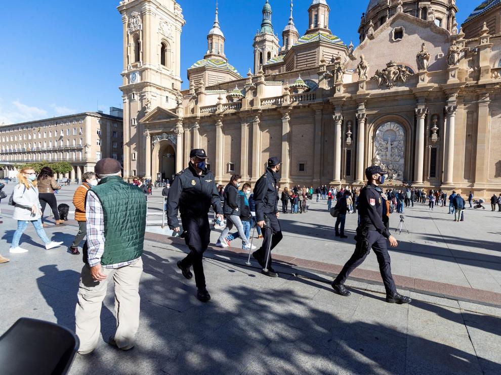 La Policía Nacional trabajando en las inmediaciones de la Basílica del Pilar de Zaragoza el 12 de octubre