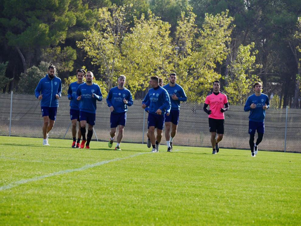 Varios jugadores de la SD Huesca realizan carrera continua en el entrenamiento posterior al 2-2 con el Valladolid.