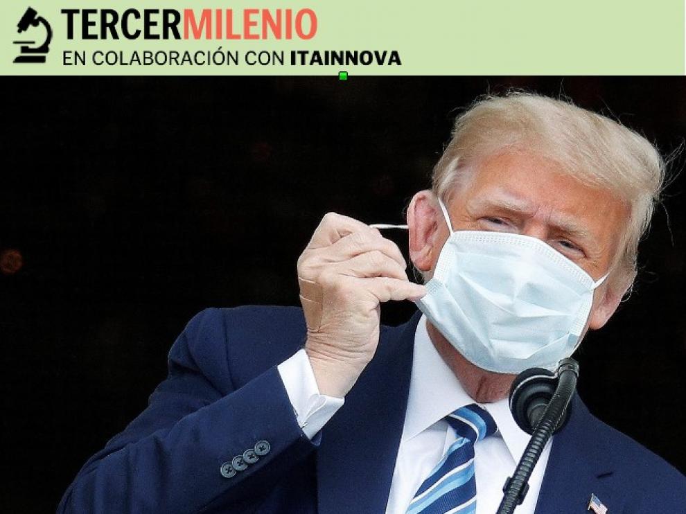 El presidente estadounidense Donald Trump se retira la mascarilla en su primera aparición pública tras estar ingresado.