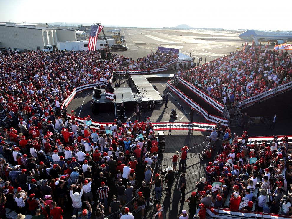 Trump durante su mitin en Arizona
