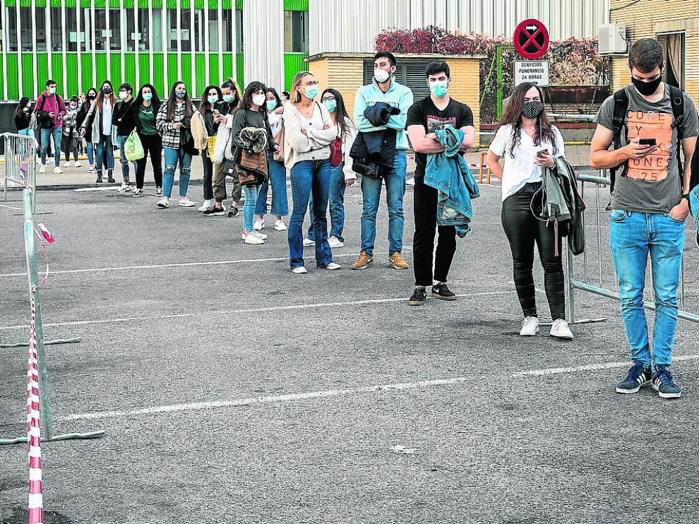 Estudiantes de la Universidad de Zaragoza, ayer, hacen fila para vacunarse contra la gripe.