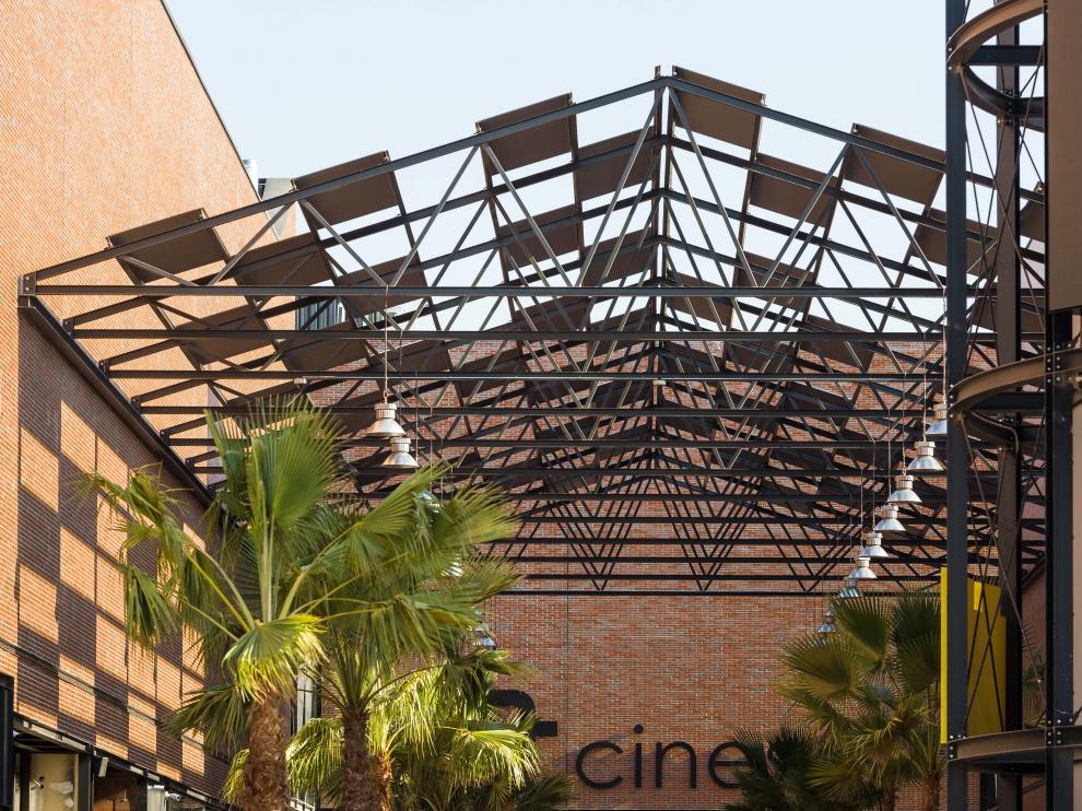 Zona de restauración y acceso a las ocho salas de cine.