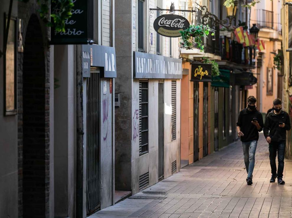 Paseantes por la calle Libertad del Tubo.
