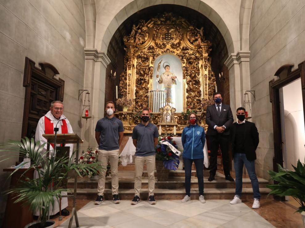 La SD Huesca volvió a realizar este miércoles su tradicional ofrenda floral a San Lorenzo.