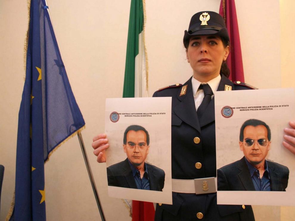 Una policía muestra retratos robot de Matteo Messina