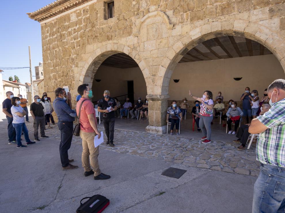 Asamblea vecinal celebrada en Jabaloyas el pasado verano tras ponerse en marcha la censura.