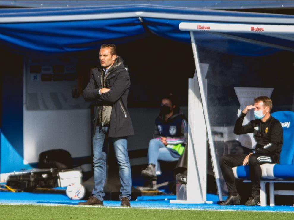 Rubén Baraja, delante del banquillo de Butarque durante el partido del Real Zaragoza en Leganés.