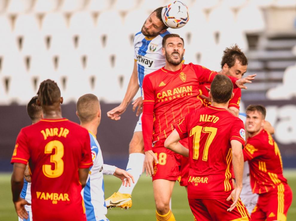 Atienza es superado en un remate por alto por Borja Bastón en el Leganés-Real Zaragoza de este jueves.
