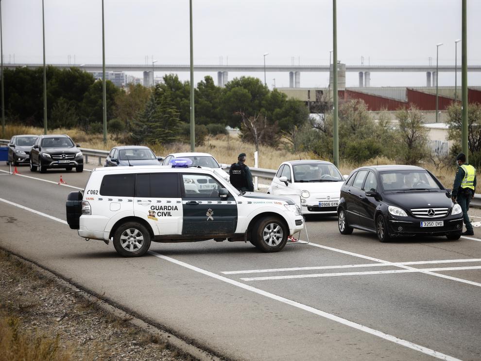 Controles en en los accesos a Zaragoza en el primer día de confinamiento perimetral.