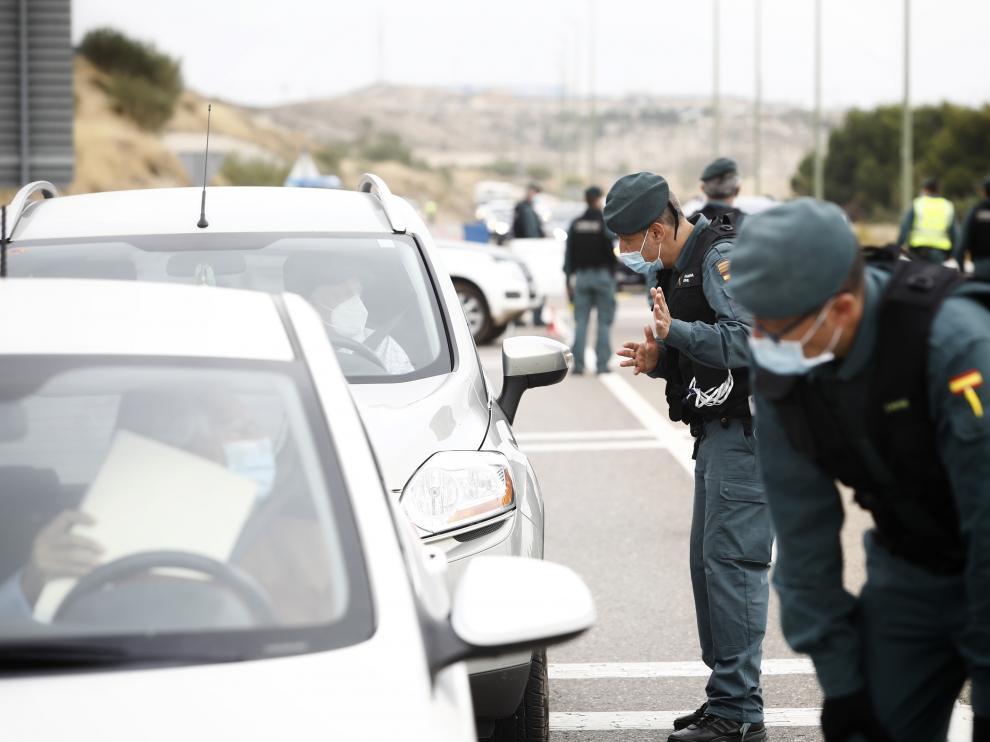 Controles en en los accesos a Zaragoza en el primer día de confinamiento perimetral.