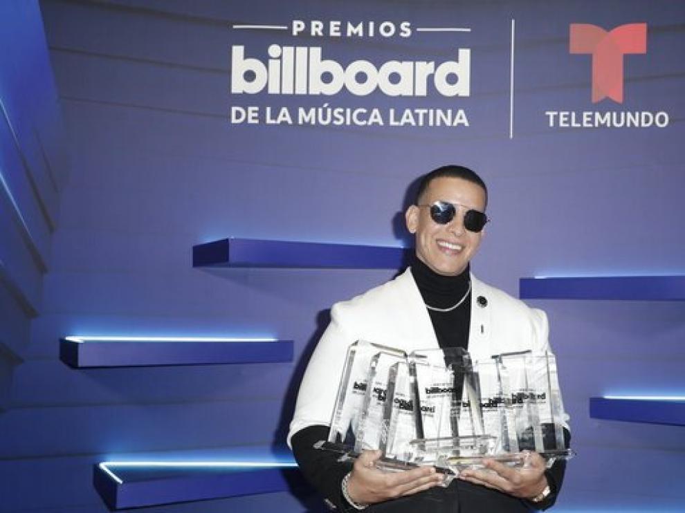 Daddy Yankee posando con sus premios