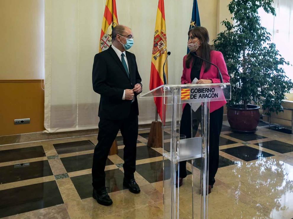 El presidente de Aragón, Javier Lambán, con la consejera de Sanidad, Sira Repollés