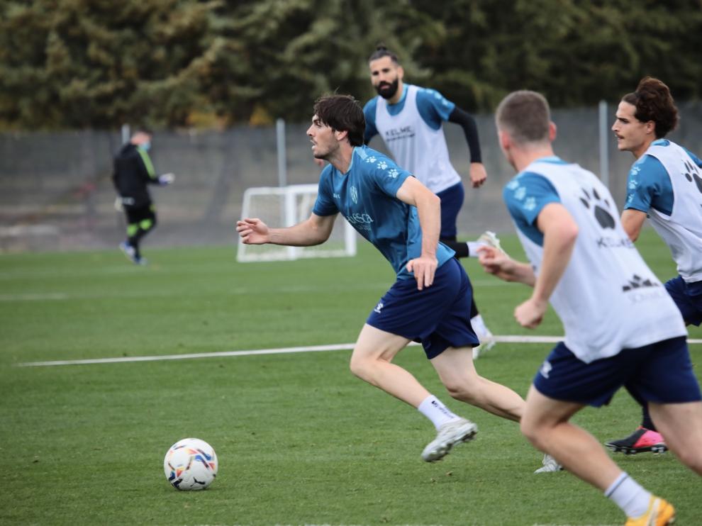 Eugeni conduce la pelota durante el entrenamiento de este jueves.