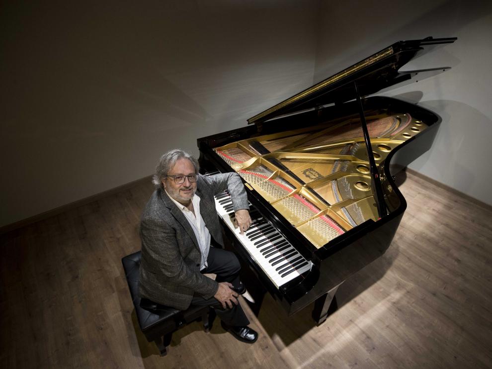 Rubén Lorenzo, ayer, en el estudio donde toca habitualmente el piano