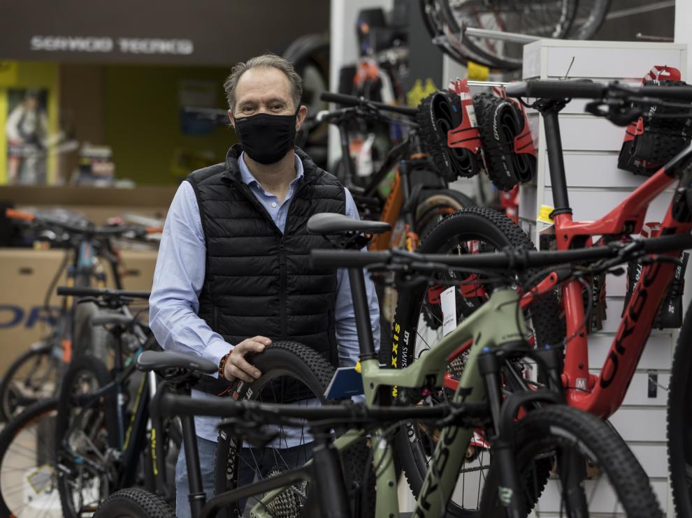 Carlos Ezquerra, dueño de Gran Vía Bikes, en el paseo de Fernando el Católico de Zaragoza.