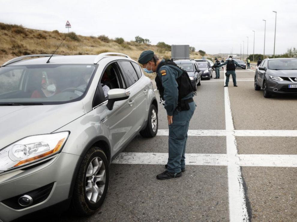 Controles en en los accesos a Zaragoza en el primer día de confinamiento perimetral.