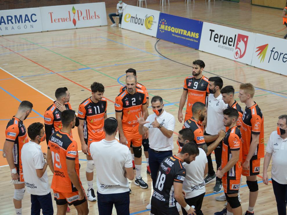 Miguel Rivera, en el centro, imparte instrucciones a la plantilla.