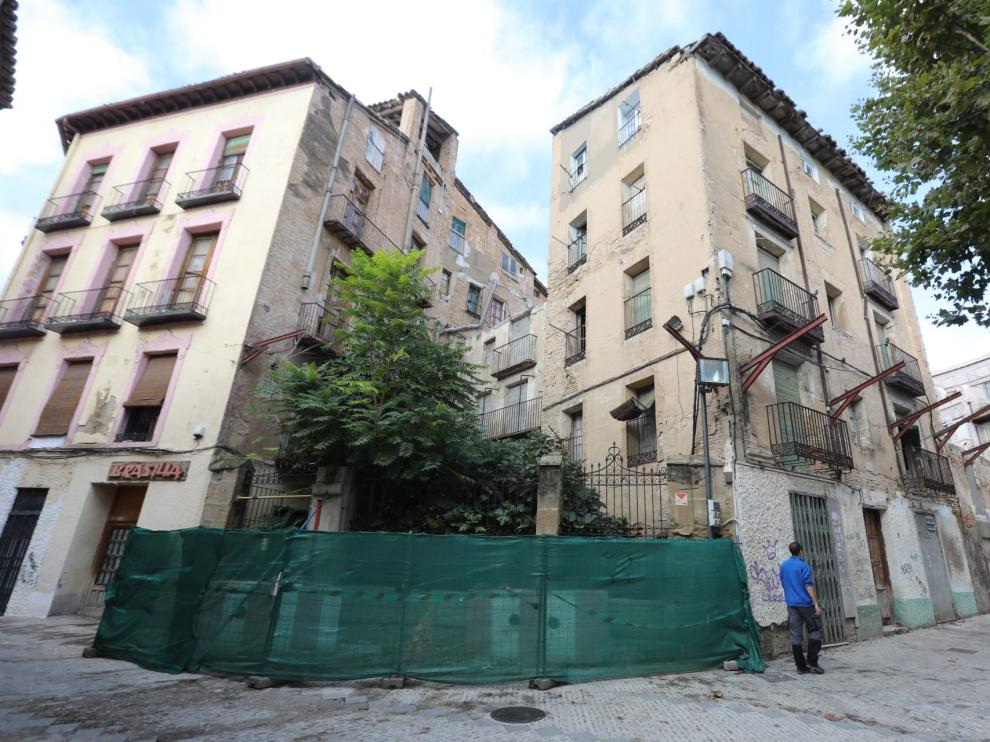 El edificio está en la travesía de Cortes, que unes las plazas López Allué y San Pedro.