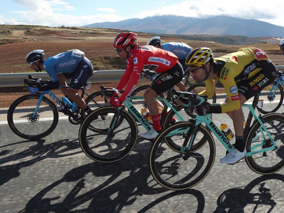 El esloveno Primoz Roglic (Jumbo Visma) (primer término) durante la cuarta etapa de la Vuelta que se disputa hoy entre Garray Numancia y Ejea de los Caballeros