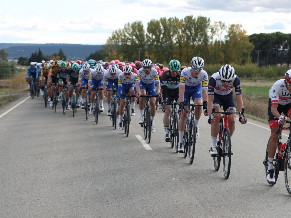 El pelotón en los últimos kilómetros durante la cuarta etapa de la Vuelta Ciclista a España, entre Garray y Ejea de los Caballeros