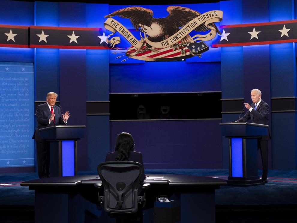 Nashville (United States), 22/10/2020.- US President Donald J. Trump stands with US First Lady Melania Trump (L) as Democratic candidate Joe Biden (R) speaks to the moderator after they participated in the presidential debate in the Curb Event Center at Belmont University in Nashville, Tennessee, USA, 22 October 2020. The debate is the final debate between US President Donald J. Trump and Democratic candidate Joe Biden before the US election on 03 November. (Estados Unidos) EFE/EPA/MICHAEL REYNOLDS Final presidential debate between US President Donald J. Trump and Democratic candidate Joe Biden at Belmont University