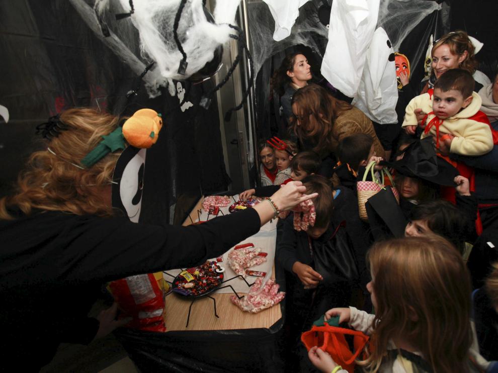 Foto de archivo de reparto de caramelos en la fiesta de Halloween en Huesca.
