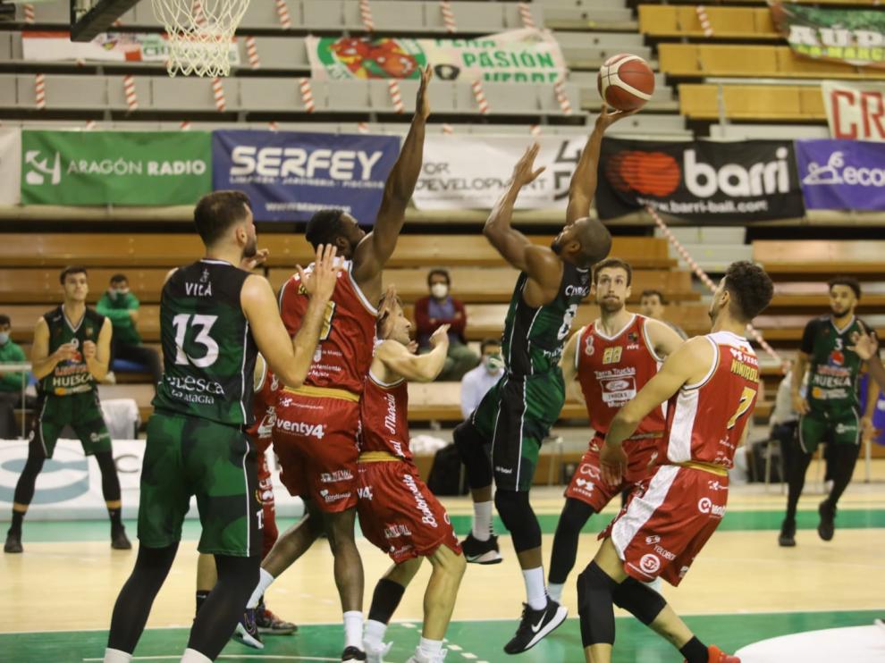 El base David Cubillán, rodeado de jugadores del Real Murcia.