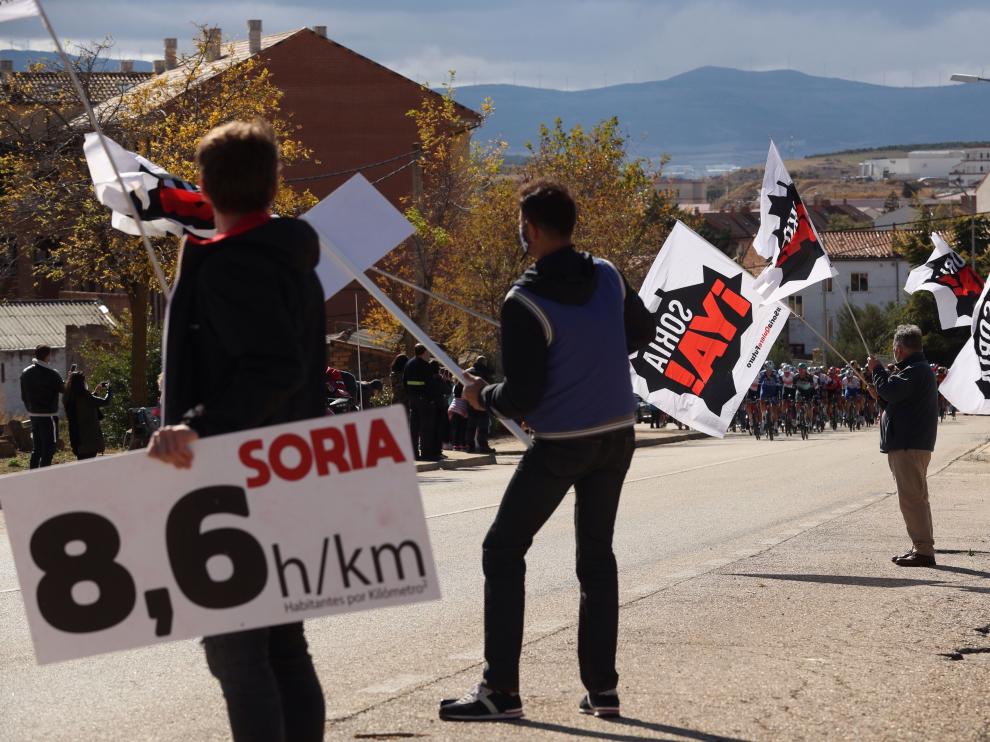 Personas de la plataforma ciudadana "Soria ya" durante la cuarta etapa de la Vuelta Ciclista a España, entre Garray y Ejea de los Caballeros