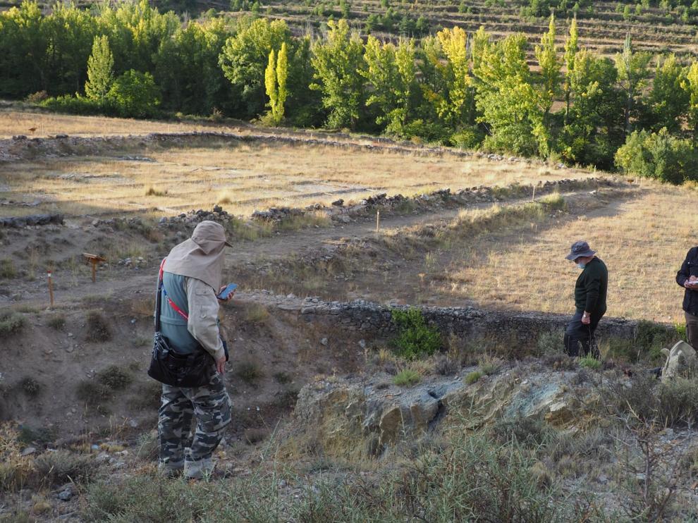 Los arqueólogos, durante la localización de vestigios de la Edad del Bronce junto a las salinas de Arcos.